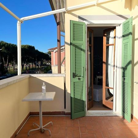Elegante Camera Matrimoniale Con Balcone A 500 Mt Dal Mare Marina Di Carrara Exterior photo