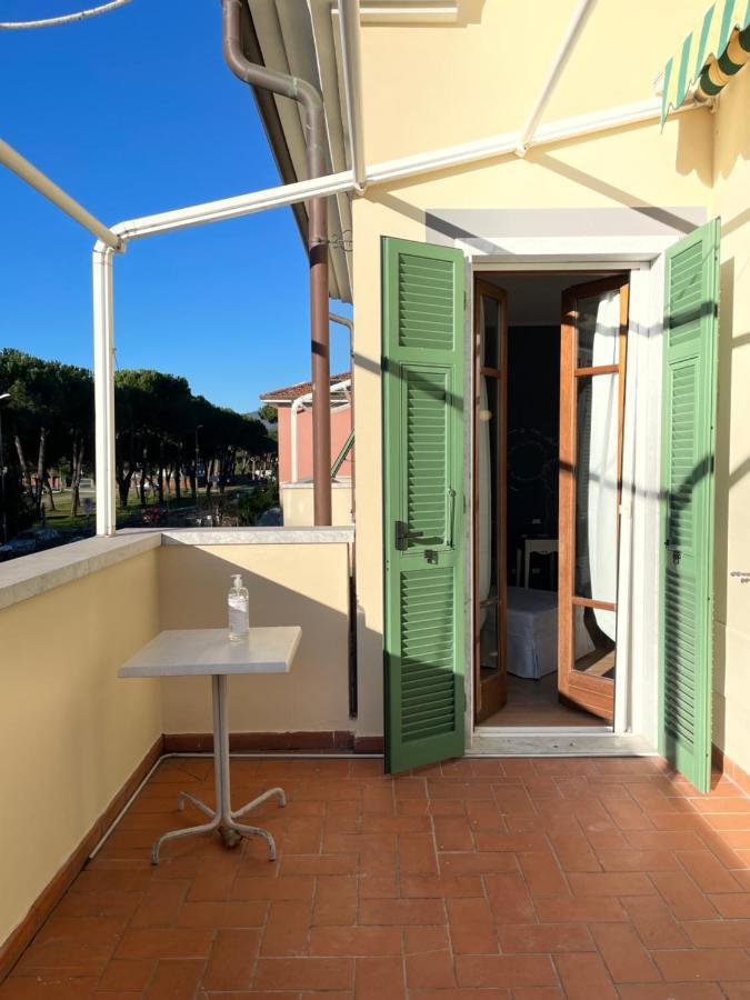 Elegante Camera Matrimoniale Con Balcone A 500 Mt Dal Mare Marina Di Carrara Exterior photo